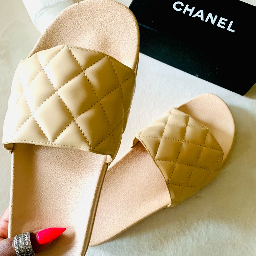 NWOT Neutral Nude Quilted Slides size 8